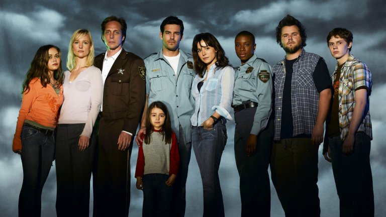Invasion (2005 - 2006) - 22 епизода
Сериалът е духовен наследник на култовия sci-fi хорър Invasion of the Body Snatchers и разказва за малко градче във Флорида, което е завлядано от извънземна раса с неясна цел. Разказът се върти около това как извънземните подменят обитателите на градчето и как това бавно, но сигурно го променя - но дали към добро или към лошо, е основният въпрос на този сериал, който определено гони показването на по-сложни идеи отколкото се очаква от него.
Основният проблем на Invasion е, че първите му епизоди се въртят около опустошителен ураган и тези серии се излъчват само седмици след като урагана Katrina сее разрушение в Ню Орлиънс. Рейтингите тръгват слабо и ABC решават да не поръчат втори сезон.
