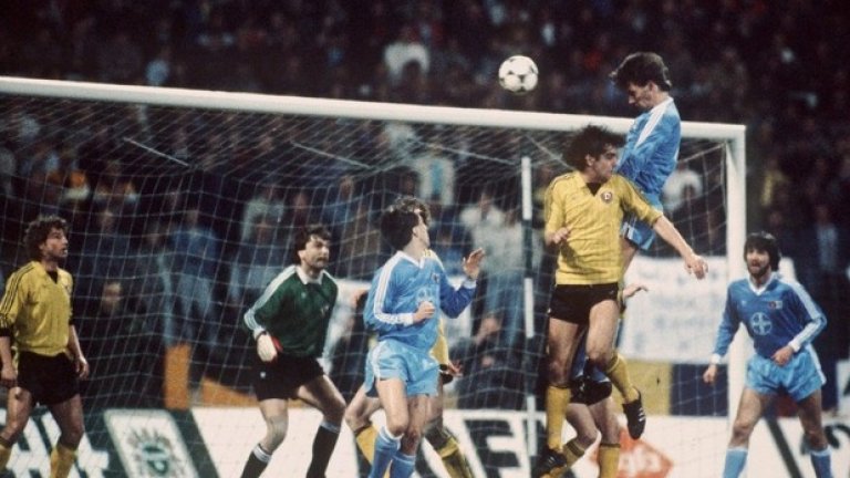 1985-86 г., КНК: Байер Юрдинген - Динамо Дрезден 0:2, 7:3.
Юрдинген прави нечуван обрат, след като тимът от Източна Германия води с 5:1 в общия резултат на почивката на реванша - 3:1 в Юрдинген и 2:0 в първия мач. През второто полувреме домакините разбиват съперника с 6 гола, като това на практика разформирова Динамо. ЩАЗИ нарежда треньора Клаус Замер да бъде освободен и изваден от футбола, а играчите са пратени в други тимове за назидание.