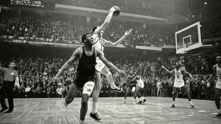 1965 г. При 110-109 за Селтикс, техният гард Джон Хавличек пресича пас в последната атака на Филаделфия и тимът му печели мача. За да стигне финалите в NBA.