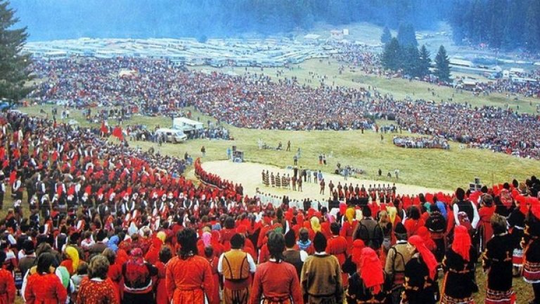Роженски събор
17-19 юли, Рожен
След 9-годишно прекъсване, съборът на Рожен се възражда. 400 гайдари ще дадат началото му. Изпълнителите ще бъдат разделени на 4 лъча, които бавно ще се приближават към основната сцена. Зад нея декор ще е български трикольор с внушителните размери от 24,000 квадратни метра.
Част от програмата е провеждане на форум за екотуризъм, екоенергия, еко храни и напитки и екологични материали.