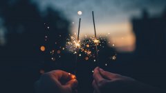 За промяната на духа също е нужна първа крачка – едно малко обещание между новогодишните наздравици, гледането на зарята и превъртането с палец на Newsfeed-a в търсене на снимки от новата година на Другия