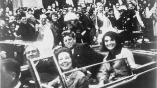 1280px-John_F._Kennedy_motorcade,_Dallas_crop
