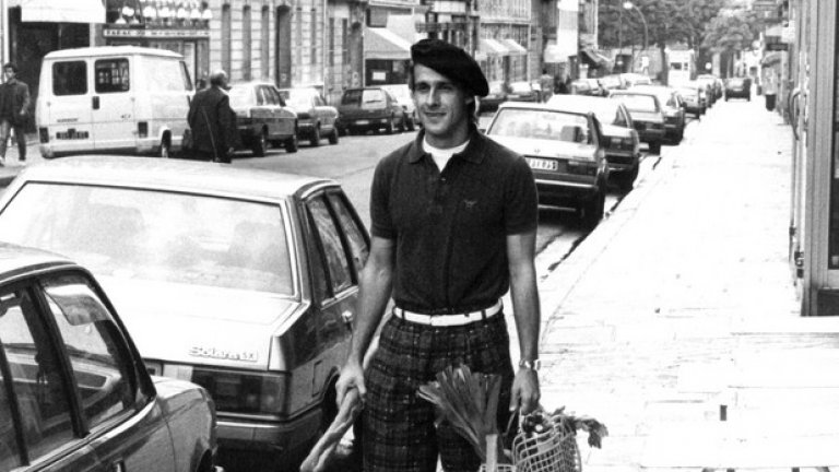 Лити, от кой плод-зеленчук пазаруваш? Пиер Литбарски носи франзела и плик с пресни зеленчуци, докато немския национален отбор се готви за контрола с Франция в Париж.