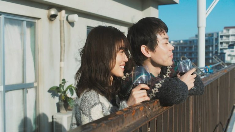 Drive My Car
Metacritic: 90 
Rotten Tomatoes:100%
Развиването на история зад волана на колата е примамвало не един и двама режисьори през годините, а последният проект, и при това много успешен, е на японския режисьор Рюсуке Хамагучи. Drive My Car проследява ежедневието на двама пътници. Единият е вдовец и театрален режисьор, а другият е млада жена, която доскоро е работила в театъра, а сега печели парите си с каране на коли.
Докато пътуват, двамата си припомнят миналото, грешките си и трагедиите, които ги правят по-близки.