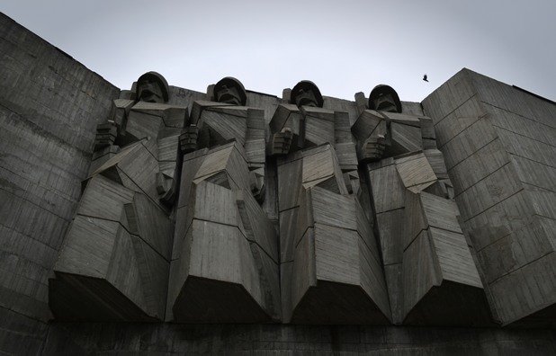 Скулпторите Евгени Барамов и Альоша Кафеджийски са автори на скулптурния ансамбъл на монумента, чиято символика се променя със смяната политическия строй в началото на 90-те години на миналия век.