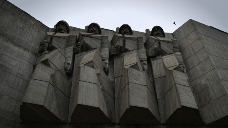 Скулпторите Евгени Барамов и Альоша Кафеджийски са автори на скулптурния ансамбъл на монумента, чиято символика се променя със смяната политическия строй в началото на 90-те години на миналия век.