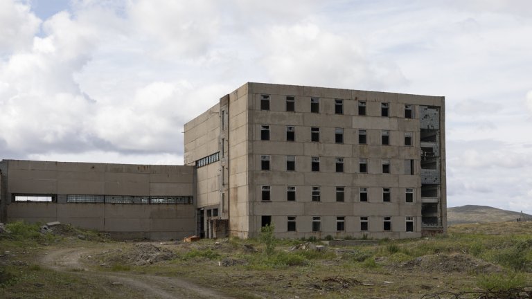 Днес от проекта са останали само развалини.