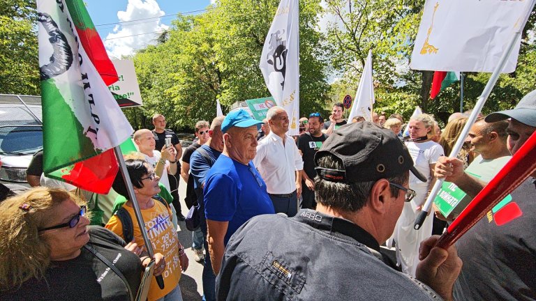 Протестът на "Възраждане" пред ВМЗ Сопот в снимки