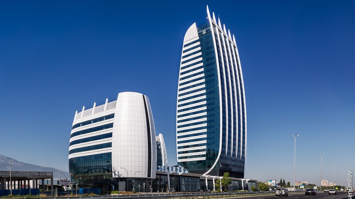 "Капитал Форт" - 126 метра, 28 етажа, завършен през 2015

Най-високата сграда в София и в страната засега е "Капитал Форт" - 28-етажна бизнес сграда в близост до метростанция "Цариградско шосе". "Капитал Форт" също е част от Sofia Capital City. Височината на кулата е 126 метра, на ниската сграда е 40 м. В основата има "търговски подиум" и подземни паркинги. Проектът е на "AA Architects". Строителството на мултифункционалния небостъргач започва през 2010-а година.
Снимка: "AA Architects"