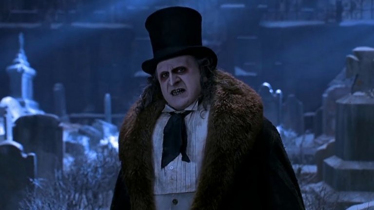 За Колин Фарел вече се знае, че ще изиграе Озуалд Кобълпот, по-познат като Пингвина, във филма на Мат Рийвс The Batman (2021 г.). В ролята на голям екран вече е бил Дани ДеВито (на снимката в "Батман се завръща" на Тим Бъртън).