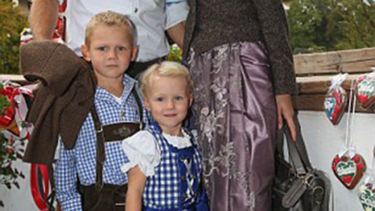 Ариен Робен, съпругата му Бернардиен и децата.