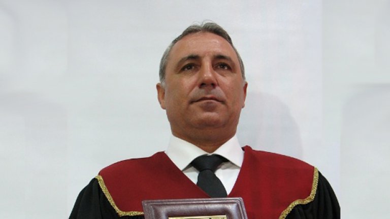 "Аз съм безпартиен", казва Камата, но пък има научна титла от Пловдивския университет "Паисий Хилендарски"