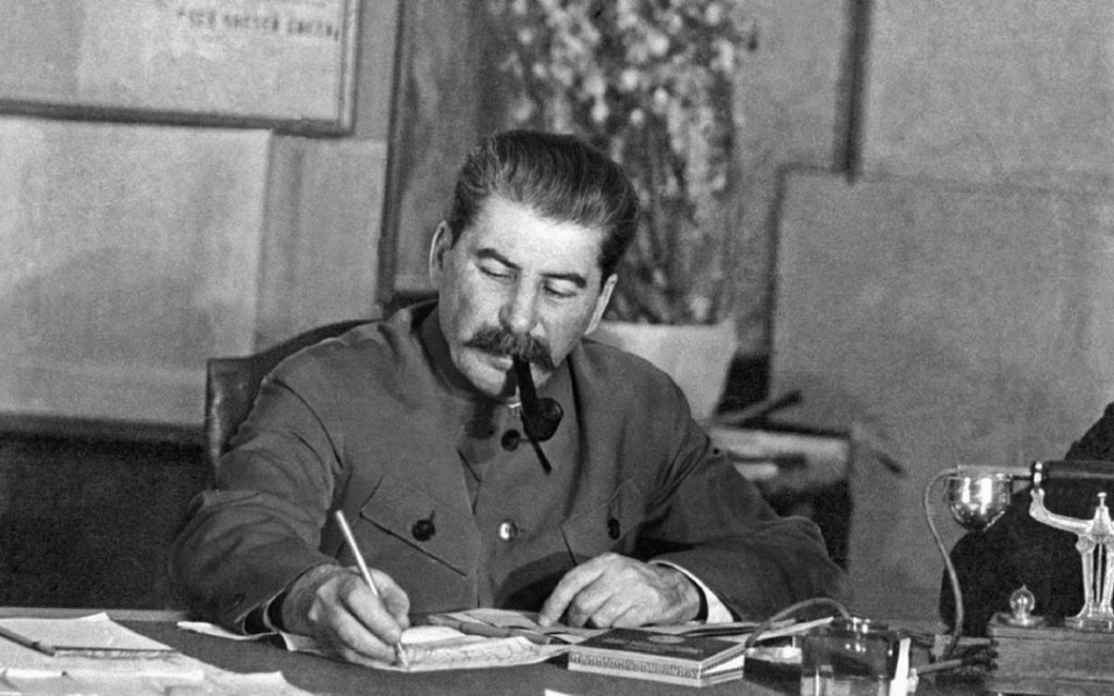 Другият голям симпатяга от Втората Световна война - генералисимус Йосиф Сталин, е зодия Стрелец.  Генерален секретар на ЦК на КПСС и председател на Съвета на министрите на СССР. Липсват достоверни сведения за точния брой на загиналите, но по мнението на и