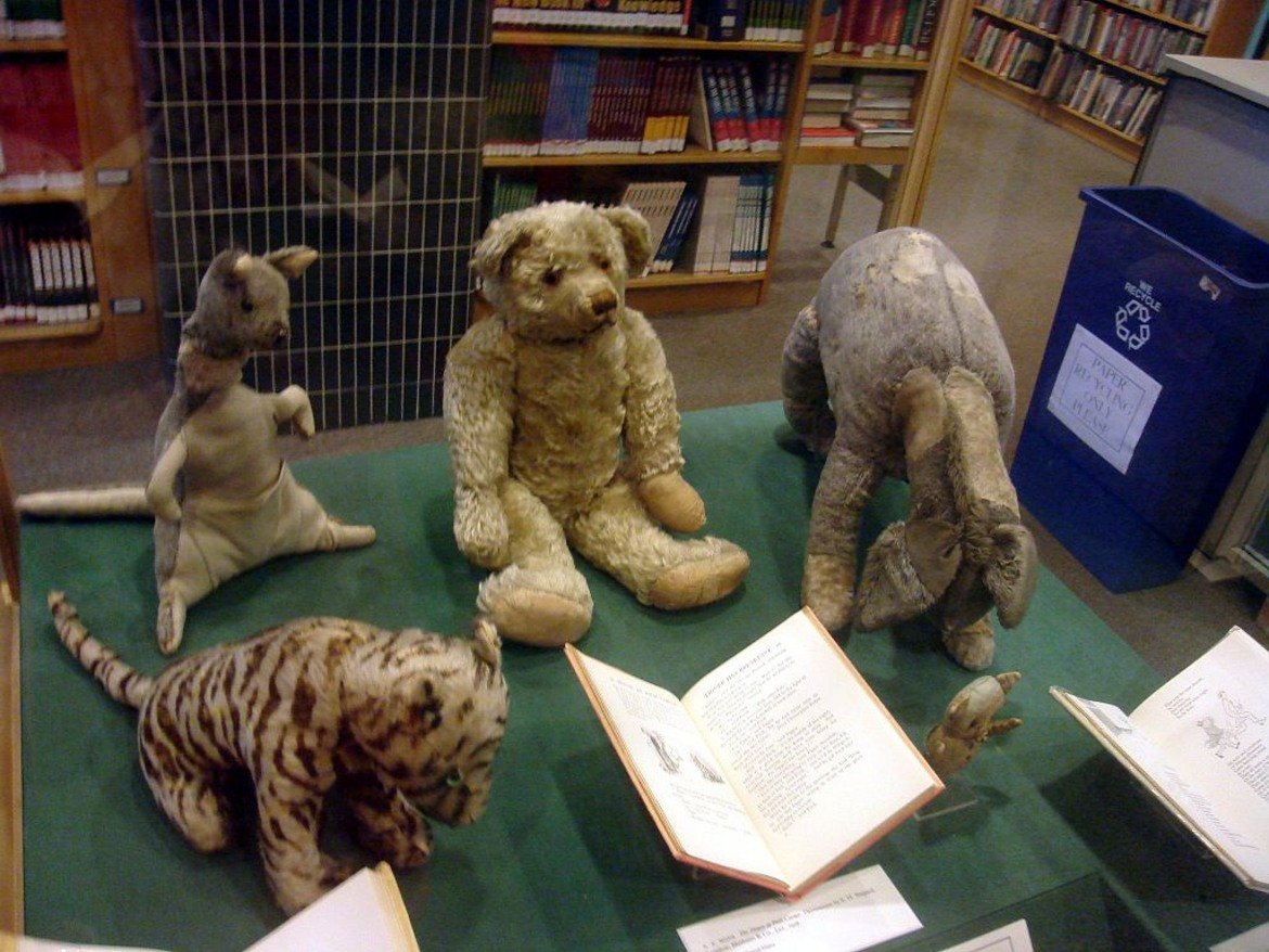 Истинските играчки на Кристофър Робин, изложени в Къта на Пух в библиотеката в Ню Йорк