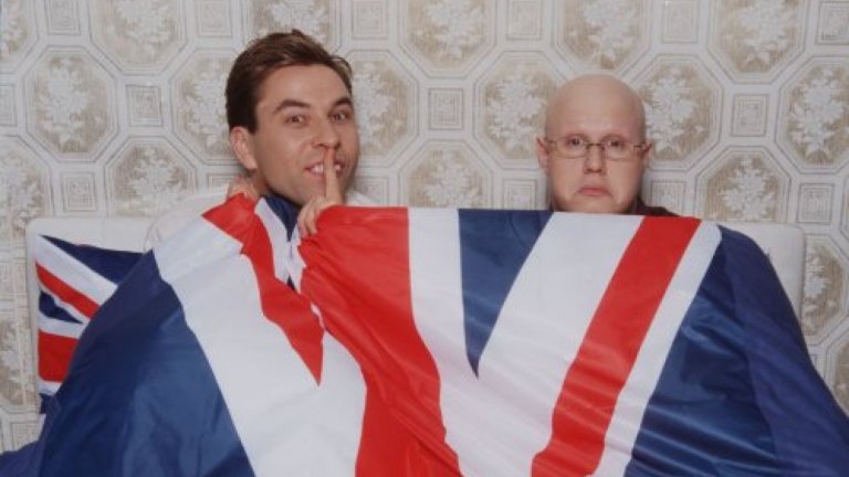 "Малката Британия" (Little Britain)Година:2003-2006Комедийното шоу на BBC със скечове се излъчваше от 2003-2005 г. с участието на актьорите Дейвид Уолямс и Мат Лукас, които често влизаха в кожата на стереотипни герои, понякога оцветени с черна боя (т.нар. blackface). Ето защо шоуто беше изтеглено от повечето стрийминг услуги в САЩ в началото на юни, включително Netflix, BBC iPlayer и BritBox.Двамата публикуваха и свои публични извинения в Twitter и поискаха ефирно време, за да кажат, че наистина много съжаляват и че днес биха се шегували по начин, който не би засегнал никого.