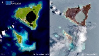 Сателитни изображения, направени от програмата за наблюдение на Земята на Европейския съюз "Коперник", показват как са изглеждали някои от островите на Тонга преди и как изглеждат след изригването на подводен вулкан и последвалото цунами.

На снимката: остров Номука