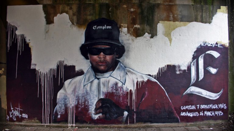  Eazy-E, рапър  


 Той е кръстникът на гангстерския рап, един от основателите на Niggaz Wit Attitudes, заедно с Dr. Dre, продуцент на Ice Cube. 