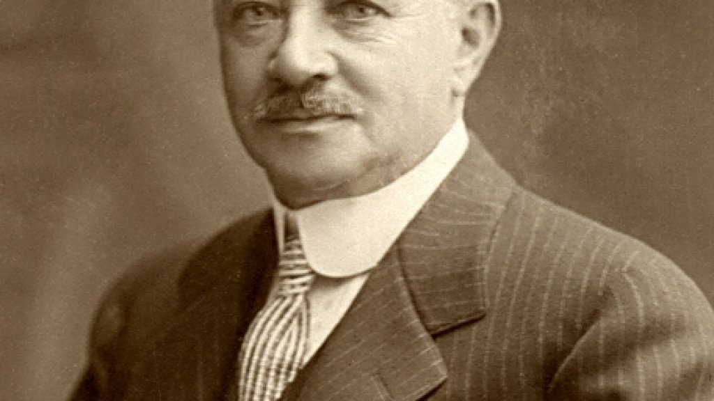 Milton_S._Hershey,_1910