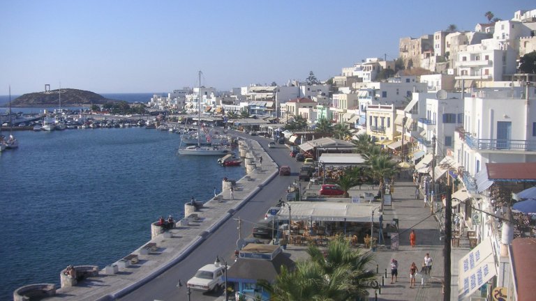 Остров Наксос
Близо до град Наксос има три от най-добре устроените пясъчни плажове на острова – Агиос Георгиос, Агия Анна и Агиос Прокопиос. Те са се разраснали до размера на  курорти с редици чадъри, шезлонги, множество бийчбарове и плажни дискотеки.
Агиос Прокопиос се намира близо до живописно рибарско селце със същото име. Дължината на бреговата ивица е повече от километър, което ви гарантира достатъчно спокойствие на плажа. На Никсос виреят палми и кипариси, което ще ви накара да се почувствате като на Карибите.
До острова няма преки полети от България, най-лесно можете да стигнете с прикачване на летище Атина. Можете да изберете и пътуване с ферибот от Пирея, което трае около 6 часа.