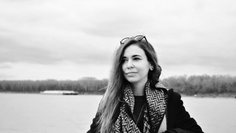 Потапяне в световете на изкуството с художничката, която създава корици и пише стихове - Антонина Георгиева.