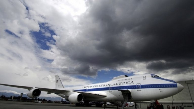 Doomsday Plane, САЩ
Doomsday Plane е името на самолета, с който се придвижва Барак Обама. Само 4 такива самолета са произведени в света, а този на американския президент струва 220 милиона долара. За съжаление, много от детайлите в интериора се пазят в тайна, но се говори, че може да издържи на ядрена експлозия, на сблъсък с астероид и на многобройни терористични атаки. Самолетът в действителност разполага с предпазна обвивка срещу радиация и има на борда 67 антени и сателитни чинии. Сигурно е и че е абсолютно сигурен при излитане, кацане и полет.
Самолетът на Обама обаче съвсем не е най-скъпият на света. Вижте в галерията политиците на кои държави се возят в най-скъпите "летящи замъци"