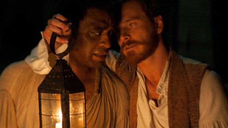 12 Years a Slave / "12 години робство"
Филмът показва отново перфектния синхрон в работата на Майкъл Фасбендер с режисьора Стив Маккуин. Едно е да играеш добър и героичен персонаж, но по съвсем друг начин стоят нещата, когато трябва да влезеш в ролята на злодей. С ролята си на Едуин Епс в "12 години робство" актьорът доказва, че и двете задачи му се отдават еднакво добре. Садистичният плантатор и робовладелец успява да създаде усещането за един зъл и несправедлив свят. Той не показва никакви угризения за болката и насилието, които причинява на робите си, а безмилостното му отношение и злоупотребата с властта, дадена му "от Бога", са изиграни толкова автентично, че едва ли някой се изненада от номинацията на Фасбендер за "Оскар" при поддържащите мъжки роли.