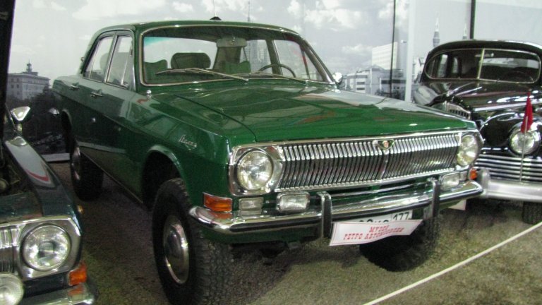 ГАЗ-24-95В 70-те години на миналия век в СССР се появява прадядото на сегашните кросоувъри. Това творение на завода „Горки“ е оборудвано със задвижване 4x4, подсилено окачване, подходящо за офроуд, повдигнат профил и масивни гуми. Задната ос обаче тежи впечатляващите 90 килограма, което прави автомобила твърде тежък и непрактичен, особено за каране по пресечен терен. От този ГАЗ са произведени само четири бройки.