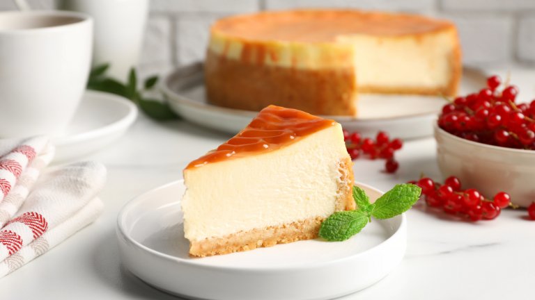 Нюйоркски чийзкейкЧийзкейкът всъщност е лесен за приготвяне, но ефирен и ефектен. За основата смиламе 200 грама обикновени бисквити със 100 грама масло и разпределяме на дъното на кръгла форма със сваляем борд. В дълбока купа смесваме 900 грама меко крема сирене с 200 грама заквасена сметана и 200 грама захар. 
После прибавяме 3 яйца, 3 супени лъжици брашно и пакетче ванилия или ванилова есенция. Бъркаме добре, изсипваме върху основата и печем в загрята на 150 градуса фурна за около 40-50 минути. Поднасяме с карамелен сос или кленов сироп.