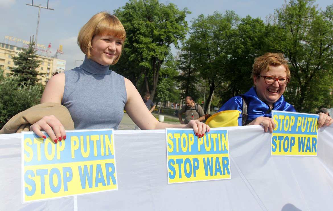 Плакати с цветовете на украинското знаме и надпис "Спрете Путин, спрете войната"
