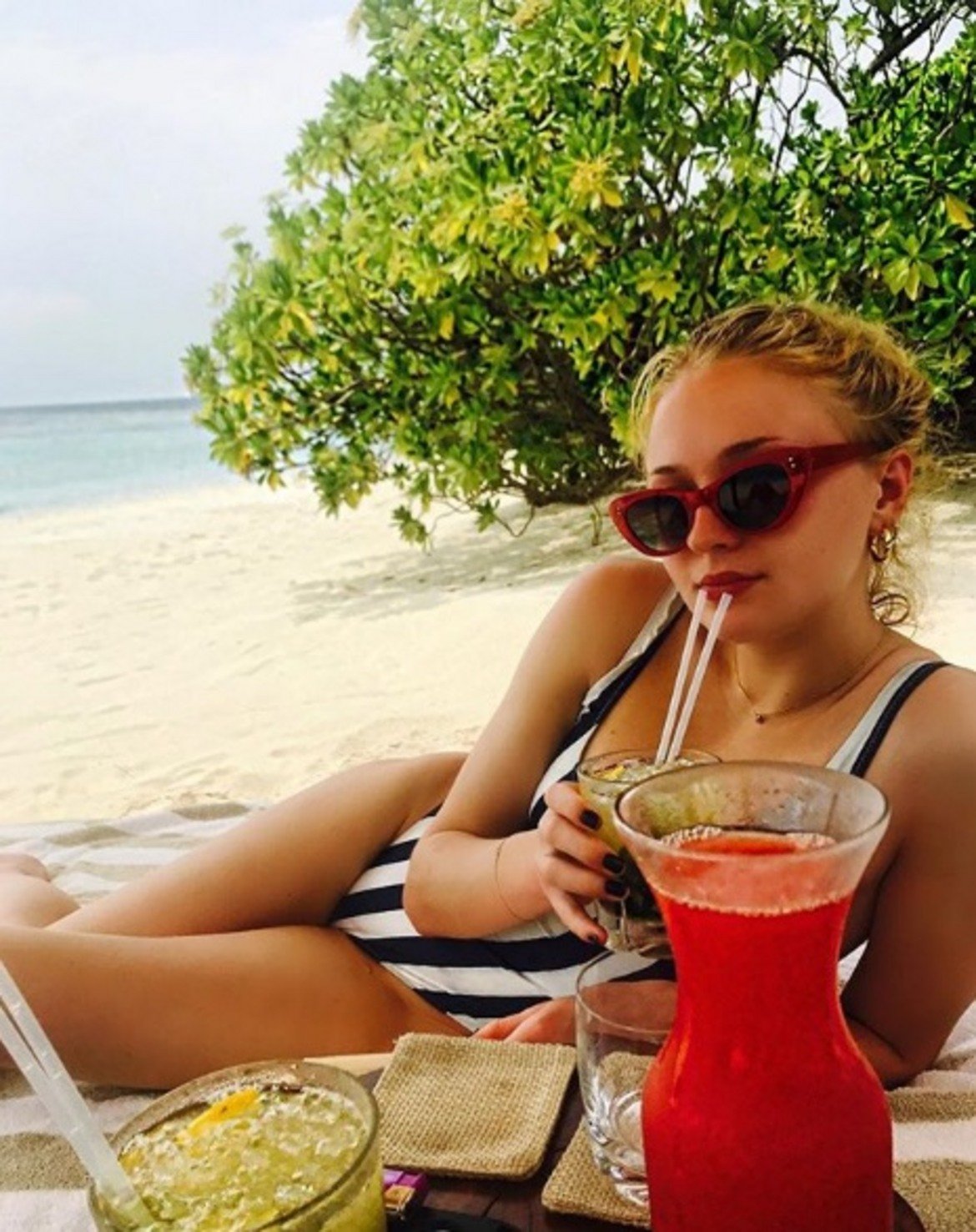  Софи Търнър 

Актрисата от Game of Thrones избра за почивката си частен остров на Малдивите. Мястото е предпочитана дестинация от инфлуенсърите заради невероятните си пейзажи.