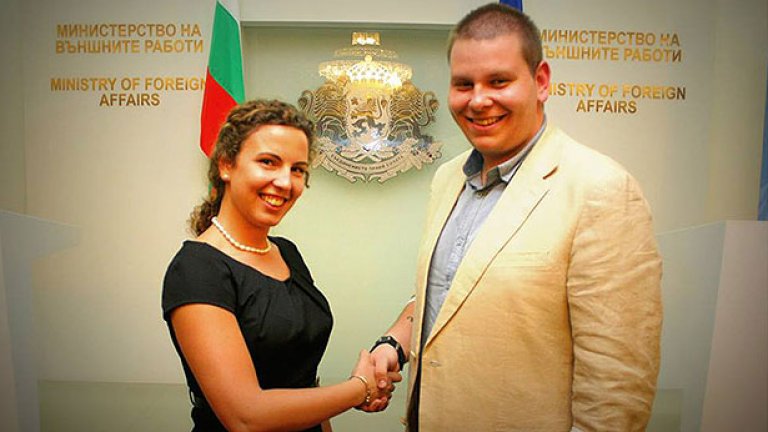 Външно помага при избора на младежки делегати, но те не са служители на ведомството.