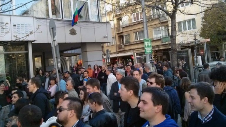 Стотици поискаха оставка от Рашидов