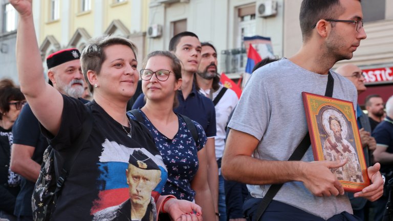 Рокери, свещеници с икони и русофили на протест срещу EuroPride в Белград (Снимки)