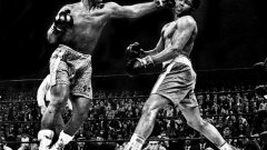 1. Боят на века: Джо Фрейзър - Мохамед Али. 8 март 1971 г., Ню Йорк. Фрейзър печели в 15 рунда в "Медисън скуеър гардън" в битка, която носи първата загуба в кариерата на Али. Атмосферата е невероятна, като това е най-очакваният мач дотогава в боксовата история. Двамата печелят гарантира по 2,5 милиона долара, а срещата надминава всички очаквания. Фрейзър печели убедително, като и тримата рефери му дават предимство, въпреки че първите 3 рунда са за Али.
Това е само първата част от трилогията, която продължава между двамата велики в бокса в следващите 4 години.