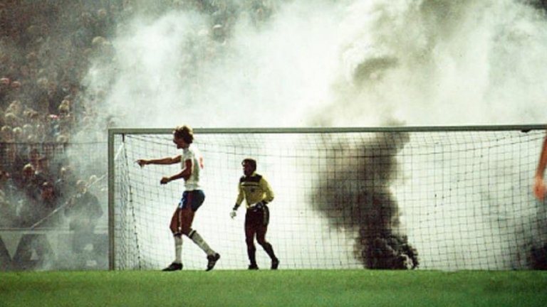 Дания срещу Англия през 1982 г. Феновете „взривяват“ вратата.