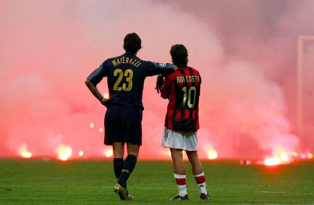 Огнен ад в Милано.
Четвъртфинал на Шампионската лига Интер - Милан, април 2005-а. Феновете на Интер прекратиха мача, който отборът им губеше с 0:1, като хвърляха на терена запалени факли в продължение на 15 минути. Кадърът с Матераци и Руи Коща - съперници от двата отбора, които гледат заедно случващото се, заслужава да е тук.