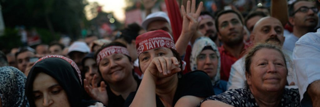 Поддръжници на Ердоган слушат речта му в Инстанбул