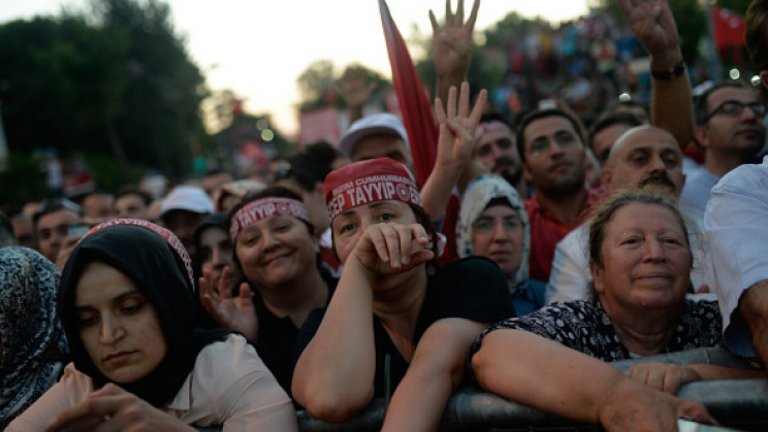 Поддръжници на Ердоган слушат речта му в Инстанбул