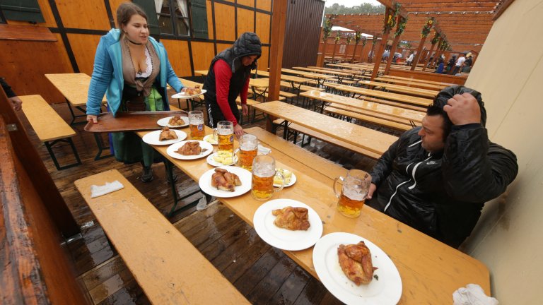 Първият ден на Октоберфест: Тълпи, бира и дъжд (снимки)