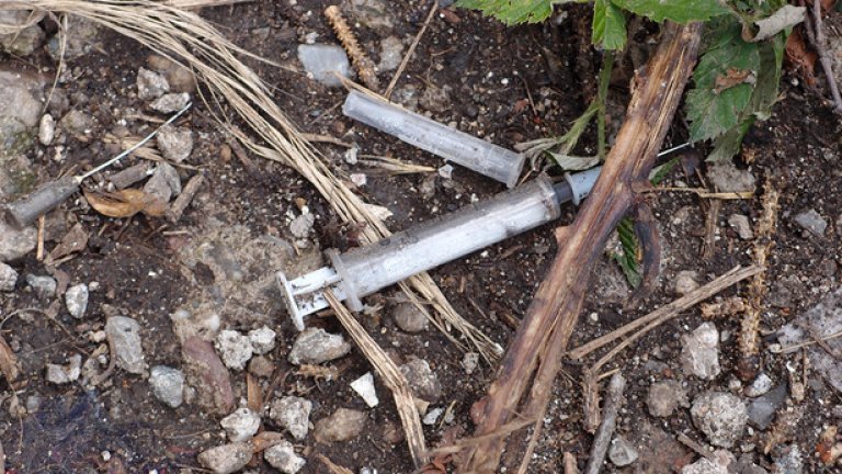 Зад трафопоста край църква "Св. Св. Петър и Павел" в Коньовица е пълно със спринцовки