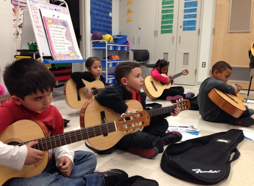 Children_with_music
