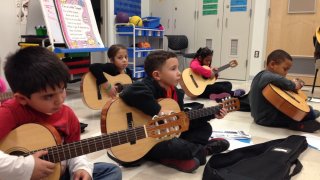 Children_with_music