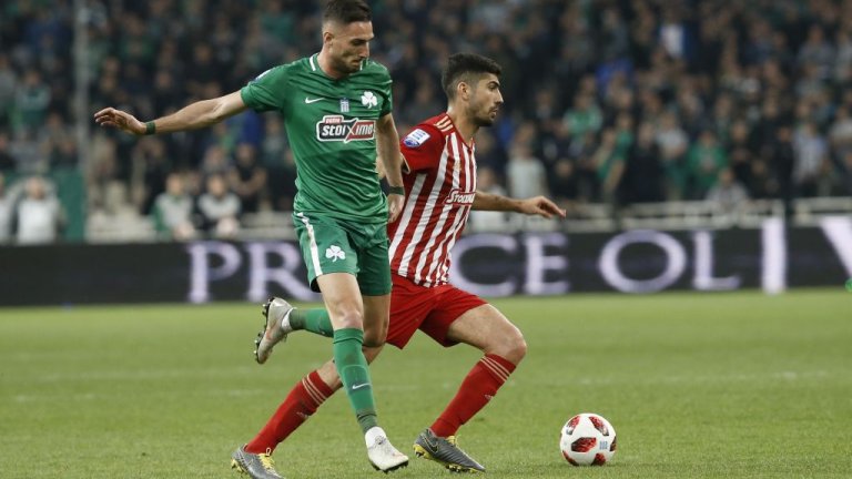 Феде Македа по време на дербито с Олимпиакос.