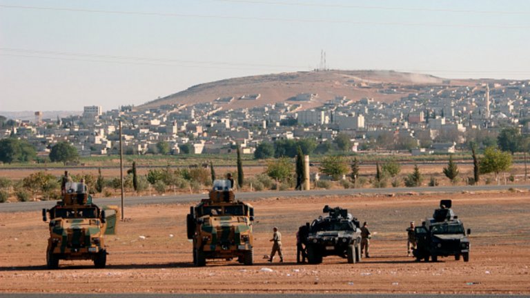 Военните специалисти виждат извънредно голям риск в настоящата ситуация. Досега Турция атакува само на подкрепяната от САЩ кюрдска милиция "Отряди за защита на народа". Ако обаче Ердоган разшири мисията си, турските танкове могат да се насочат в посока към Манбидж, където са разположени няколкостотин американски войници във военна база