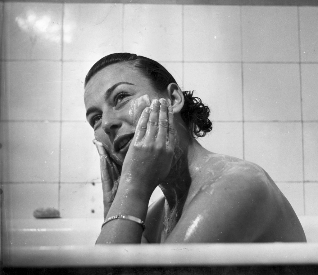 Лилаво бельо на "Уимбълдън", изнасилване, катастрофа с хеликоптер и 12 котки: Трагичната история на Гaси Моран