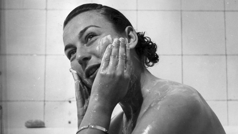 Лилаво бельо на "Уимбълдън", изнасилване, катастрофа с хеликоптер и 12 котки: Трагичната история на Гaси Моран