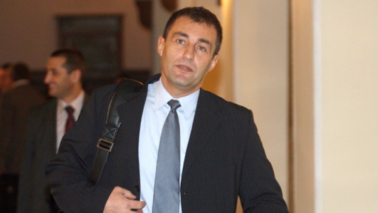 Спортният министър Свилен Нейков обеща, че ЦСКА ще получи спортните си бази ако си плати задълженията
