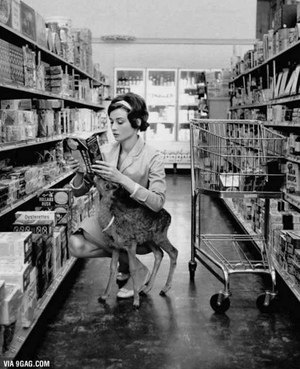 Одри Хепбърн пазарува с домашния си любимец - сърна. Бевърли Хилс, Калифорния, 1958-ма