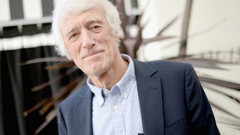 1. Роджър Дийкинс, номиниран в категория "Най-добра кинематография" за "Блейд Рънър 2049" (13 предходни номинации)
Човекът, който е задължителен във всеки такъв списък. Дийкинс получава първата си номинация още през 1994-а за "Изкуплението Шоушенк". Оттогава насам е работил по пет филма на братята Коен (между които "Фарго" и "Няма място за старите кучета") и три на режисьора Дени Вилньов (включително стряскащо мрачния "Затворници"). Продължението на "Блейд Рънър" отново не е гаранция за "Оскар" за Дийкинс, макар да включва част от най-добрата му работа - "научнофантастичната ноар" визия на оригиналния филм, допълнена с меко цветно сияние.
Наистина заслужаваше да спечели за: "Скайфол". Колкото и великолепни да са колаборациите на Дийкинс с братята Коен, неговата работа по филма за Джеймс Бонд донесе свежо и красиво излъчване на позавехналия франчайз.