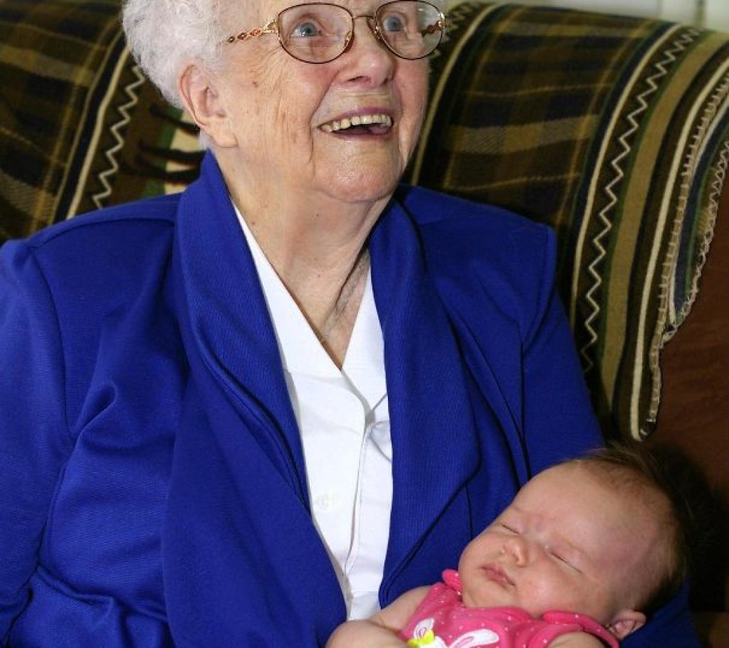 Бабата, родена през 1913 година, и нейната правнучка, появила се на бял свят 2013 г.